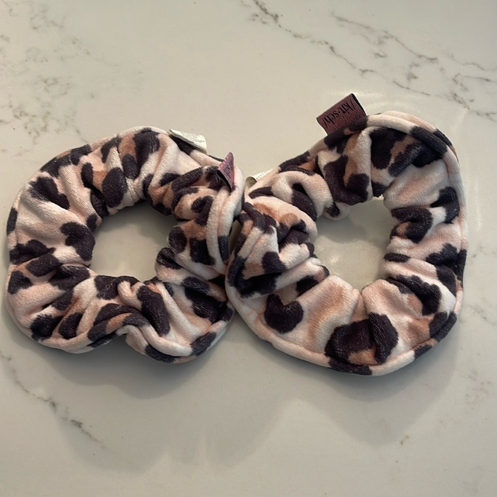 KITSCH 2 piece leopard Scrunchies